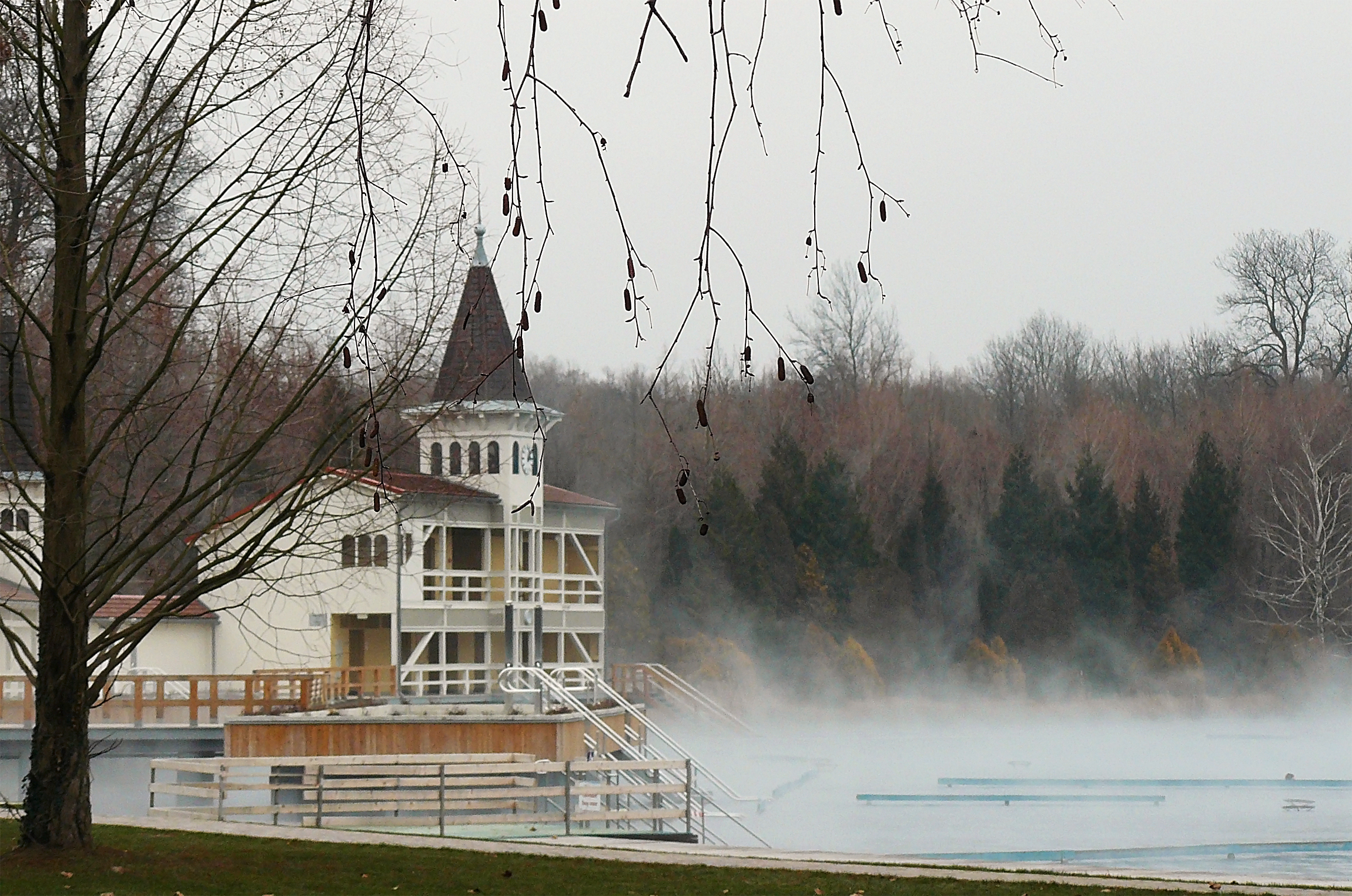 Hévíz lake in winter