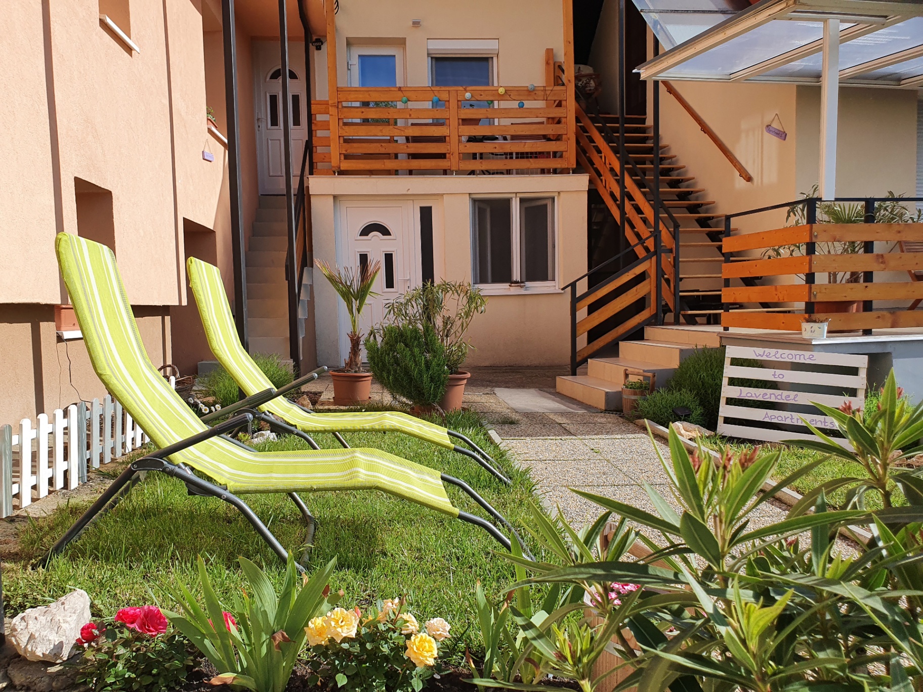 Az udvar és az apartmanház – 1