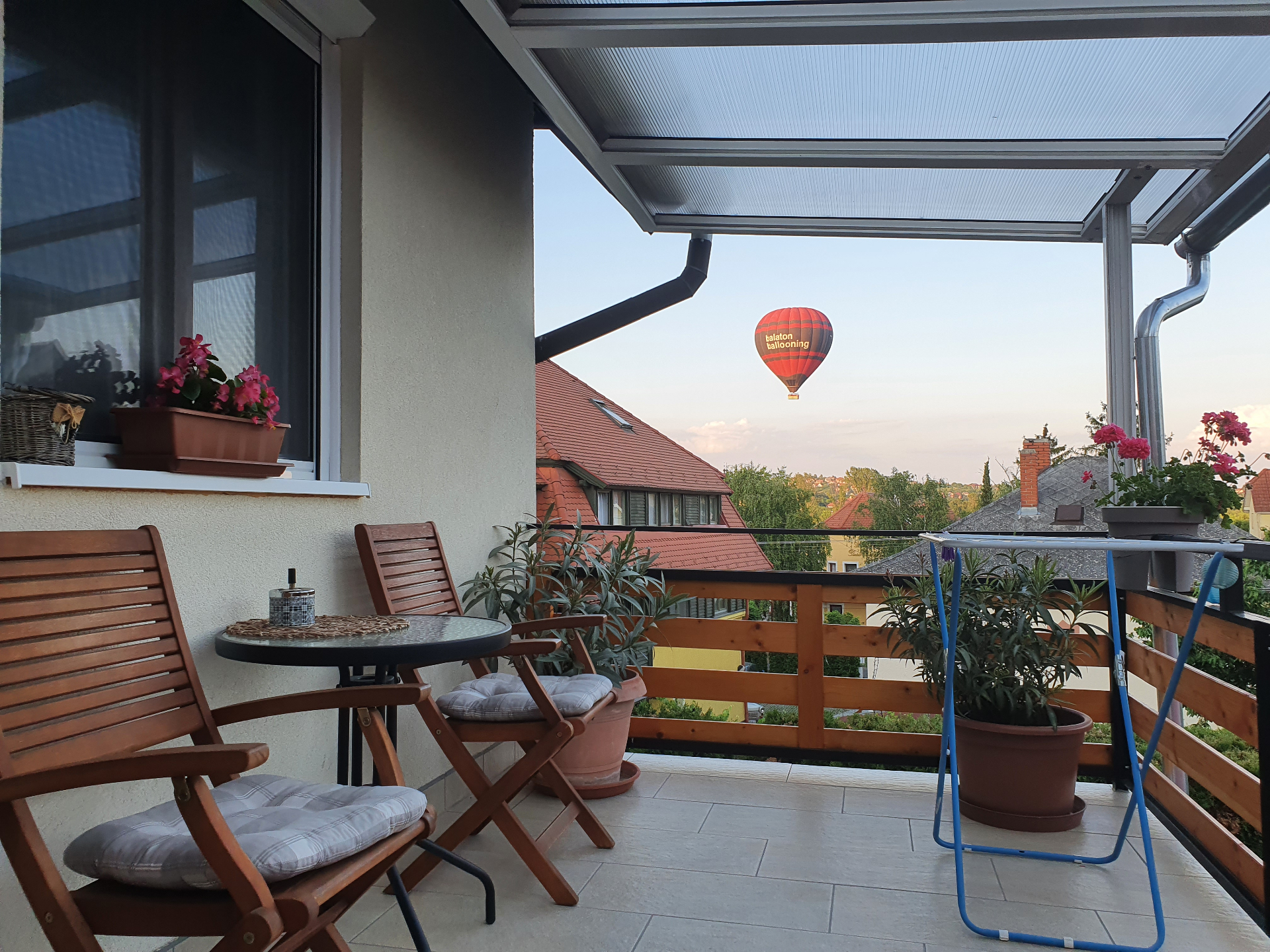 Az udvar és az apartmanház – 2