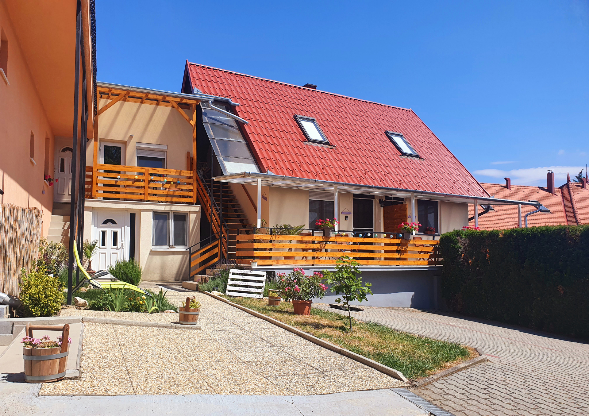 Az udvar és az apartmanház – 4