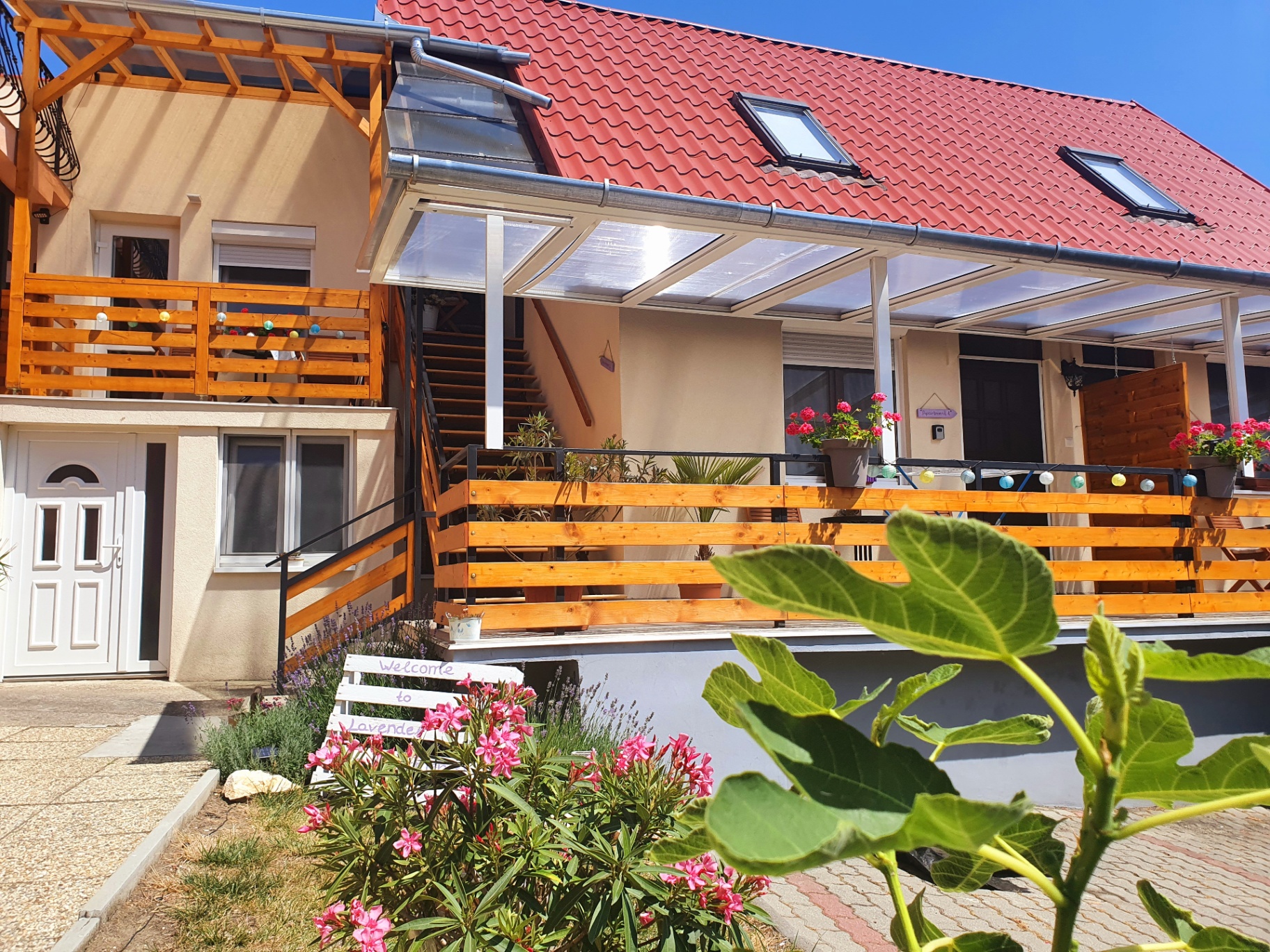 Az udvar és az apartmanház – 5