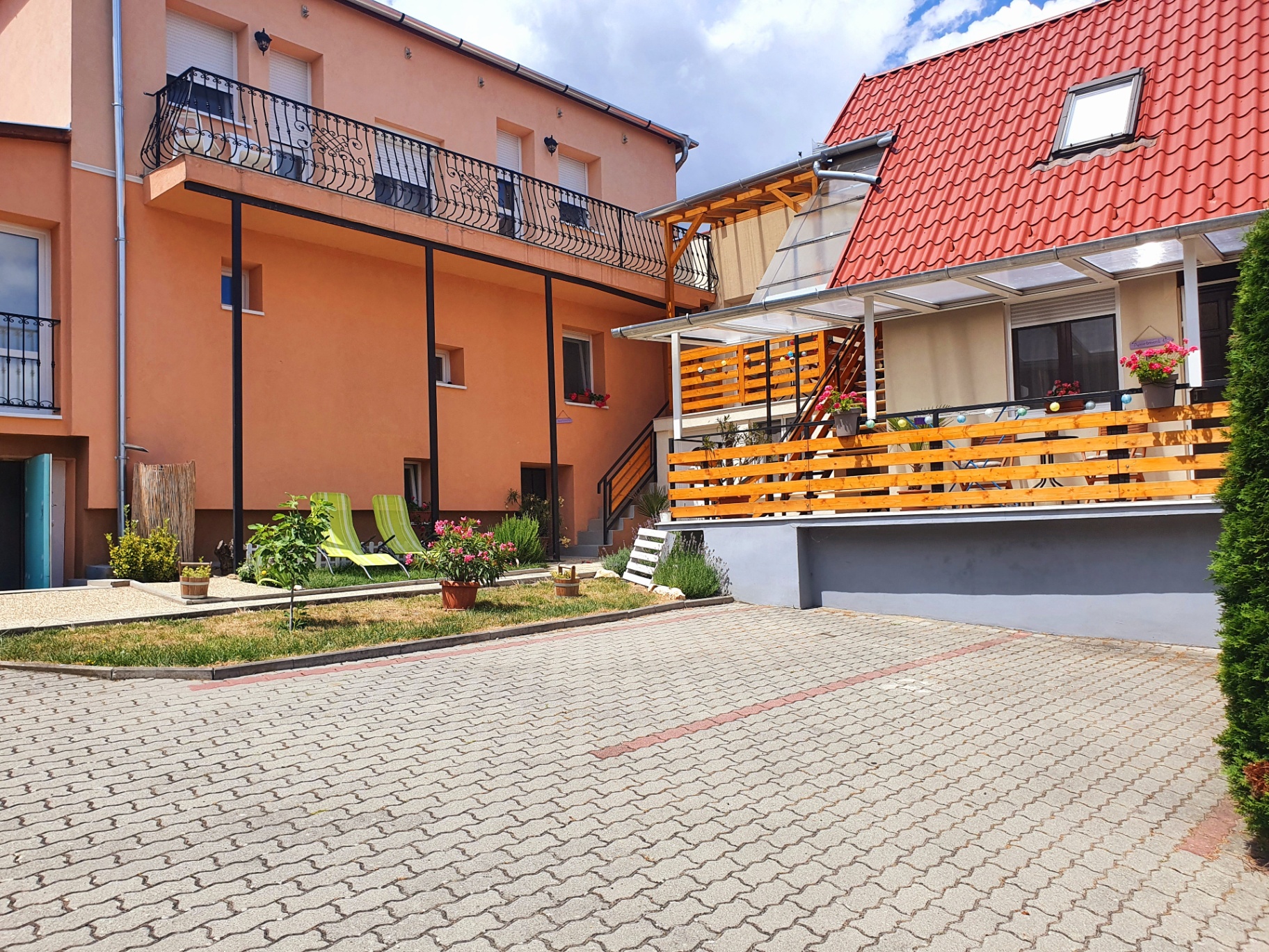Az udvar és az apartmanház – 6
