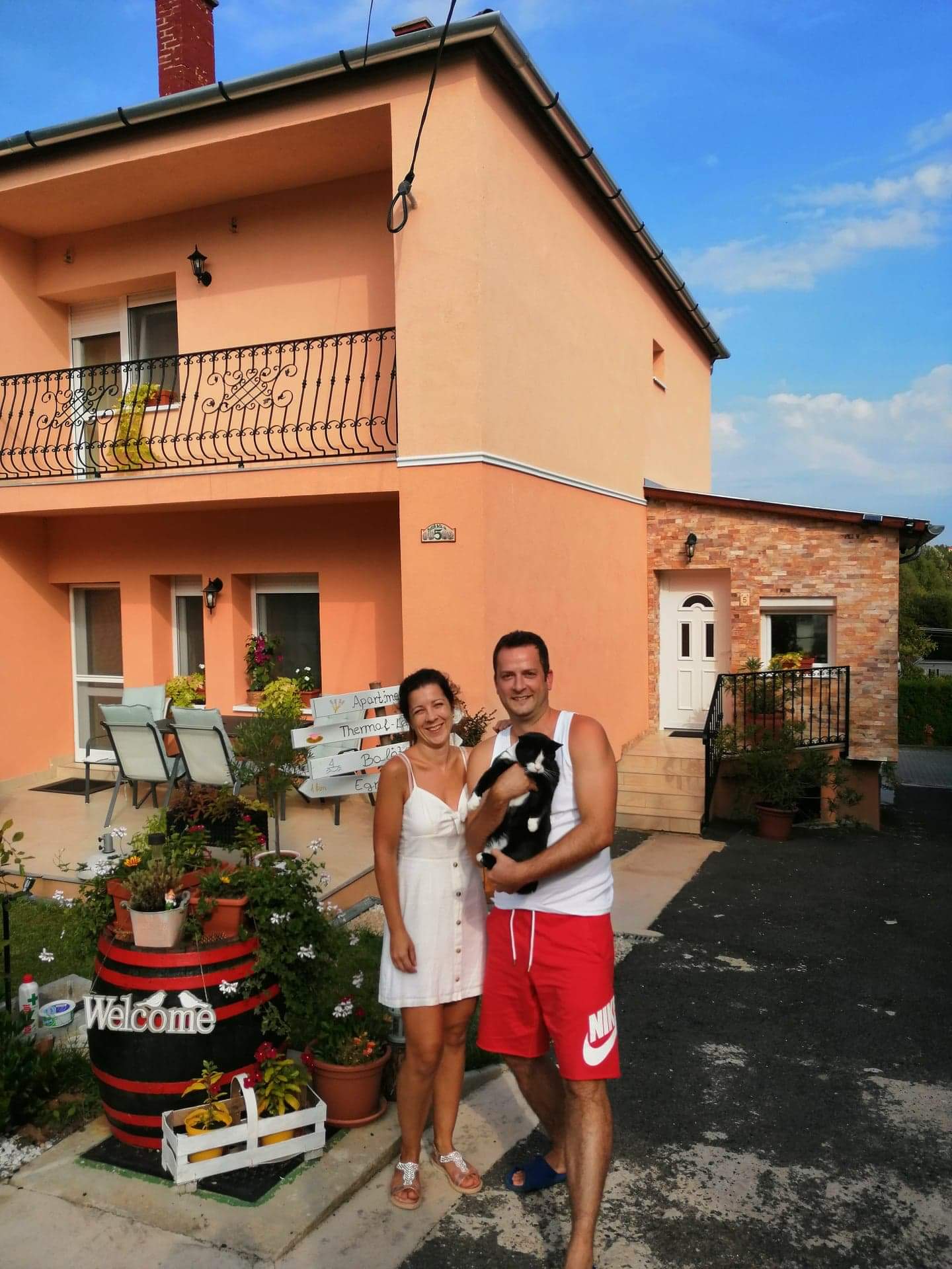 Az udvar és az apartmanház – 9